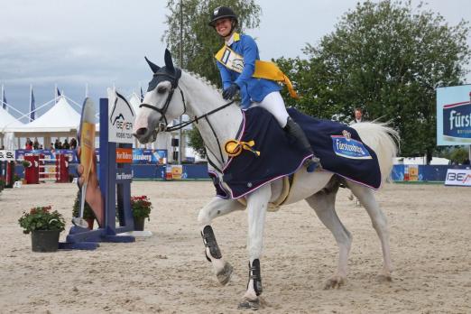 Foto: Angelique Rüsen jumpte mit Arac du Seigneur zum Sieg in der BEMER Riders Tour auf den Immenhöfen - Fotograf: Frank Heinen