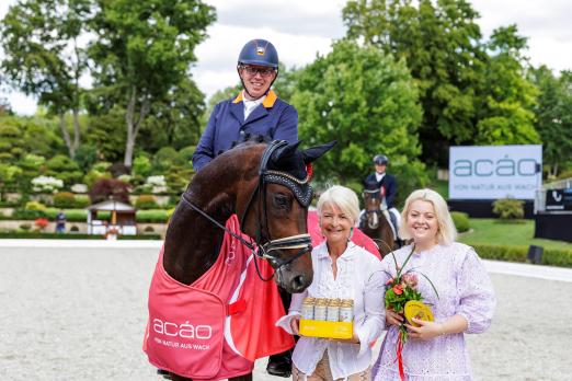 Foto: Vier glückliche Gesichter - Sieger Pieter van der Raadt mit Furore Fantastico und die Gastgeberinnen Ann Kathrin Linsenhoff mit Tochter Marie - Fotograf: Sportfotos-Lafrentz.de Foto: Vier glückliche Gesichter - Sieger Pieter van der Raadt mit Furore Fantastico und die Gastgeberinnen Ann Kathrin Linsenhoff mit Tochter Marie - Fotograf: Sportfotos-Lafrentz.de