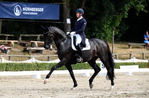 Foto: Matthias Alexander Rath nimmt mit Flash Hit von Fürst Romancier-Sandro Hit in Ising Kurs auf die Qualifikation zum NÜRNBERGER BURG-POKAL - Fotograf: Maximilian Schreiner