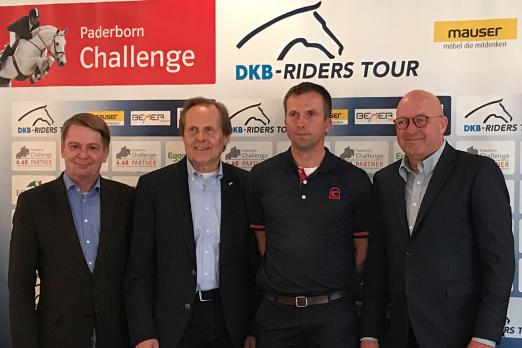 Foto: Matthias Stute und Meinolf Päsch (TuPaRe) freuen sich gemeinsam mit Henrik Griese und Veranstalter Volker Wulff auf die bevorstehenden Turniertage auf dem Schützenplatz - Fotograf: Veranstalter