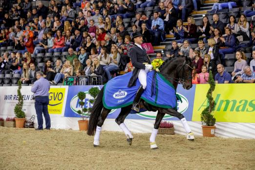 Foto: Riesenfreude bei Matthias Bouten über den Sieg mit Meggle`s Boston in Oldenburg - Fotograf: Stefan Lafrentz