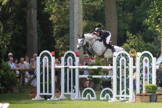 Foto: Reitsport im Grünen beim Sommerturnier - Fotograf: RI