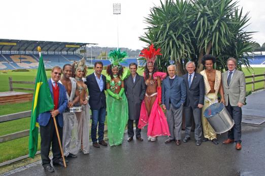 Foto: Musiker und Tänzerinnen der „Bahia Dance Group“ v.r.: Frank Kemperman, Carl Meulenbergh, Nelson Pessoa, Rodrigo Pessoa, Alvaro Affonso de Miranda Neto, Klaus Pavel (ALRV-Ehrenpräsident und Konsul Brasiliens)