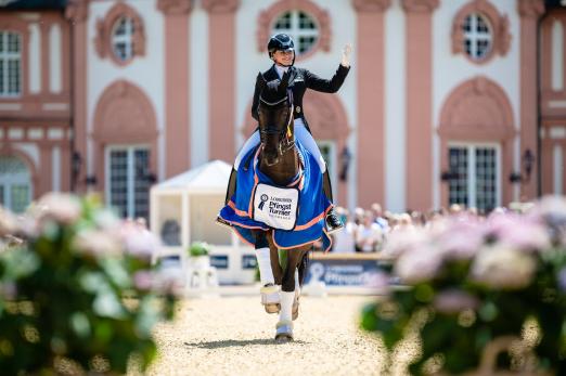 Foto: „Roman hat sich hier in Wiesbaden empfohlen!“ Dorothee Schneider und First Romance, Sieger im Preis der Landeshauptstadt Wiesbaden - Fotograf: TomsPic.de