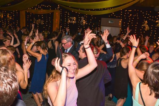 Foto: In drei Hallen wie hier in Holstenhalle 2 machten die Besucher beim Ball der Pferdefreunde die Nacht zum Tage - Fotograf: Ostseefotograf/ Hansen