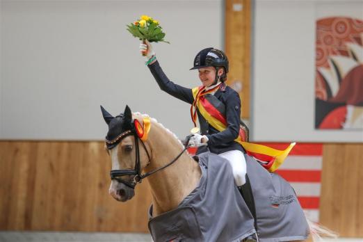 Foto: Rose Oatley - Deutsche Jugendmeisterin der Ponyreiter 2020 - Fotograf: RI Foto: RI