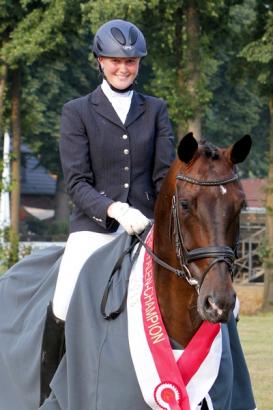 Foto: Claudia Rüscher bei der Siegerehrung der Westfalenchampions 2013. Sie verstärkt das Team des Westfälischen Pferdestammbuchs ab Januar als Bereiterin.