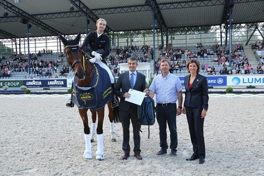 Foto: Dem Sieger gratulieren u.a. Joris Kaanen, Geschäftsführer Havens (links) und Stefanie Peters, Mitglied des ALRV-Aufsichtsrats - Fotograf: CHIO Aachen/ Michael Strauch