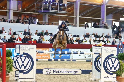 Foto: Sausten schnurstracks zum Sieg - Mynou Diederichsmeier und Quick and Fly - die den ersten Sieg überhaupt mit der wendigen Fuchsstute feierte - Fotograf: Placzek