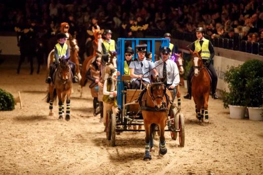 Foto: Der Schauwettkampf der RuFV präsentiert von Volksbanken Raiffeisenbanken & easyCredit ist das erste große Glanzlicht der VR Classics 2020. Hier ein Schaubild der Initiative Jungs auf`s Pferd - Fotograf: Stefan Lafrentz