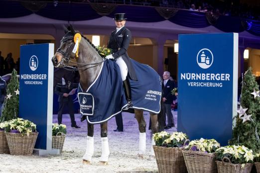 Foto: Strahlendes Siegerpaar im Finale des NÜRNBERGER BURG-POKAL - Dorothee Schneider und First Romance - Fotograf: Stefan Lafrentz