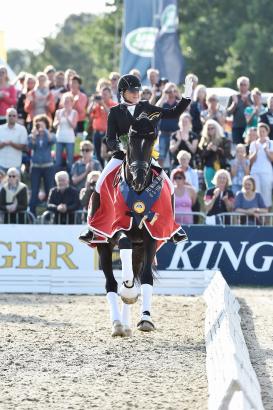 Foto: Fröhliche Sieger: Sezuan und Dorothee Schneider. - Fotograf: Karl-Heinz Frieler