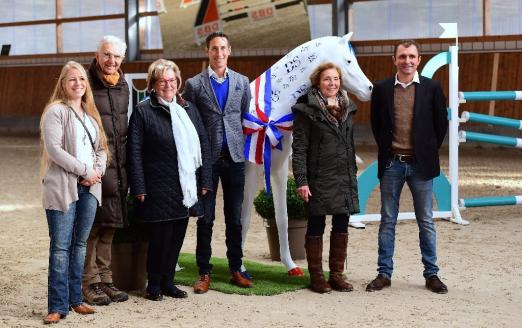 Foto: Ganz offiziell eröffneten Dirk Schrade und Christian Hess ihre Zusammenarbeit unter einem Dach: v.l. Diana Meerpahl (Radesforder Hof), Christoph Hess, Freya Rethemeier (Support D. Schrade), Dirk Schrade, Ilse Hess und Christian Hess - Fotograf: Janne Bugtrup