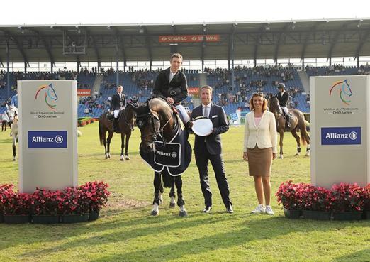 Foto: Dem Sieger Scott Brash gratulieren Oliver Leber, Vertriebsdirektor Allianz Köln und ALRV-Präsidentin Stefanie Peters - Fotograf: CHIO Aachen/ Michael Strauch