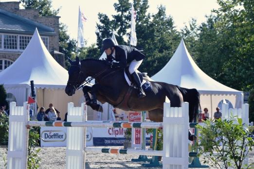 Foto: Mit mehr als einer Sekunde Vorsprung gewann der Ire Jonathan Gordon mit Dorotheenthal`s Classica den Großen Preis des CSI Herzlake auf dem Gut Einhaus - Fotograf: A. Gardemann