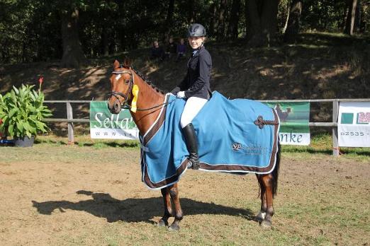 Foto: Gesamtsiegerin Sina Feuersträter auf Daniel´s (RFV Vornholz) - Fotograf: Andreas Pusch