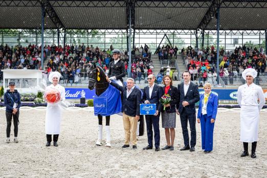 Foto: Das Foto zeigt den Sensationssieger im Lindt-Preis des CHIO Aachen 2025, Justin Verboomen, auf seinem Zonik Plus, sowie Ernst Tanner, Herrn Dr. Adalbert Lechner und Herrn Michal Spiller (Exekutiver Verwaltungsratspräsident der Lindt & Sprüngli AG, CEO der Chocoladefabriken Lindt & Sprüngli AG und Geschäftsführer der Chocoladefabriken Lindt & Sprüngli Deutschland GmbH), Chefrichterin Katrina Wüst und ALRV-Präsidentin Stefanie Peters - Fotograf: CHIO Aachen/Jasmin 