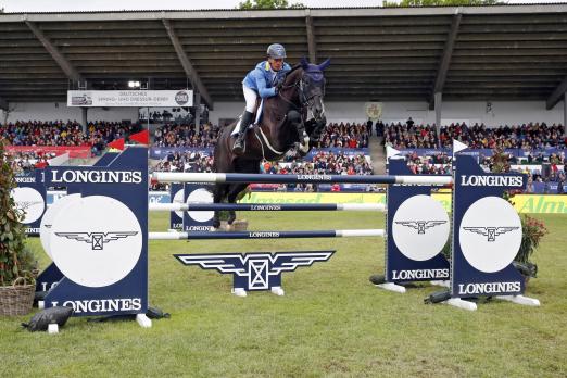 Foto: Sieg im LONGINES GLOBAL CHAMPIONS TOUR Grand Prix von Hamburg für Christian Ahlmann (GER) und Dominator - Fotograf: Longines Global Champions Tour