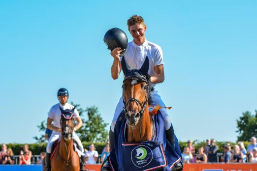 Foto: Fünf Siege und das Turnier in Hörup ist noch nicht mal zu Ende - Hannes Ahlmann aus Reher ist mit seinen Springpferden in Topform zum Springflut Festival angereist - Fotograf: RathmannVerlag/Malina Blunck