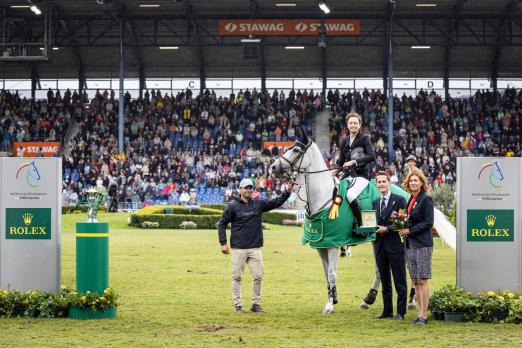 Foto: Das Foto zeigt den Sieger im Rolex Grand Prix des CHIO Aachen 2025 mit seinem Top-Pferd: Martin Fuchs und Leone Jei. An seiner Seite sein Groom Shawn Vard, Rémi Corpataux (Geschäftsführer ROLEX Deutschland GmbH) und ALRV-Präsidentin Stefanie Peters - Fotograf: CHIO Aachen/Jasmin Metzner