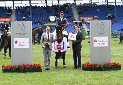 Foto: Sieger im Sparkassen-Youngsters-Cup am Donnerstag, Nicola Philippaerts. An seiner Seite Norbert Laufs (Vorstandsvorsitzender Sparkasse Aachen) und Thomas Förl (Aufsichtsratsmitglied ALRV) - Fotograf: CHIO Aachen/ Franziska Sack