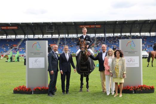 Das Foto zeigt den Sieger in der Qualifikation zu Deutschlands U25 Springpokal, Hannes Ahlmann (mitte). Das Bild kann honorarfrei verwendet und hier hochauflösend heruntergeladen werden - Fotograf: CHIO Aachen/Michael Strauch