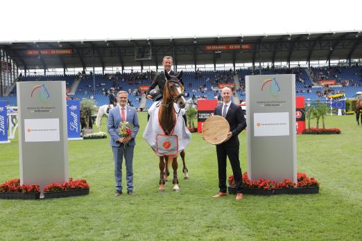 Foto: Zeigt den Sieger im Preis des Handwerks, Marc Dilasser und Marco Herwartz, den Präsidenten der Handwerkskammer Aachen (r.) sowie ALRV-Aufsichtsratsmitglied Dr. Thomas Förl (l.) - Fotograf: CHIO Aachen/Michael Strauch