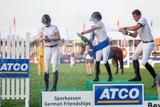 Foto: Siegerehrung mit erfrischender Sektdusche - Fotograf: GF