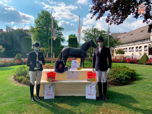 Foto: Siegerehrung auf dem Schafhof - li. Hannah Milena Rother, rechts Matthias Alexander Rath, der sowohl das Schafhof Dressurfestival als auch die erste Online-Auktion leitet - Fotograf: Sonja Scharf