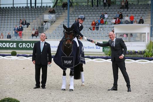 Foto: Der Siegerin gartulieren v.l. ALRV-Aufsichtsratsmitglied Peter Weinberg und Alexander Peters, stellv. Vorstandsvorsitzender der VUV - Vereinigte Unternehmerverbände Aachen - Fotograf: CHIO Aachen/ Michael Strauch