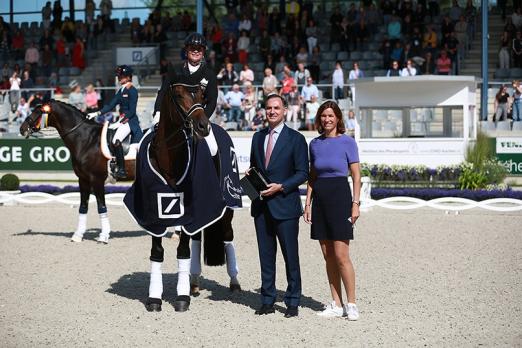 Foto: Der Siegerin Isabell Werth gratulieren James von Moltke, Chief Financial Officer Deutsche Bank AG und ALRV-Präsidentin Stefanie Peters - Fotograf: CHIO Aachen/ Michael Strauch