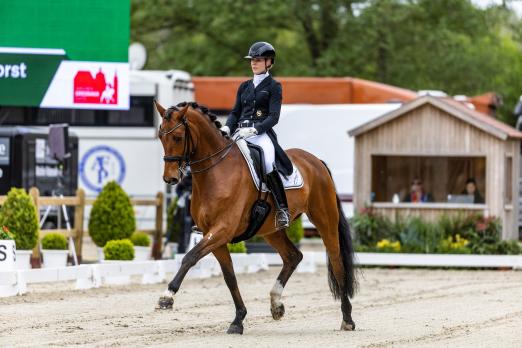 Foto: Siegerin im internationalen Grand Prix beim Pferdefestival Redefin - Juliane Brunkhorst mit Aperol - Fotograf: Stefan Lafrentz
