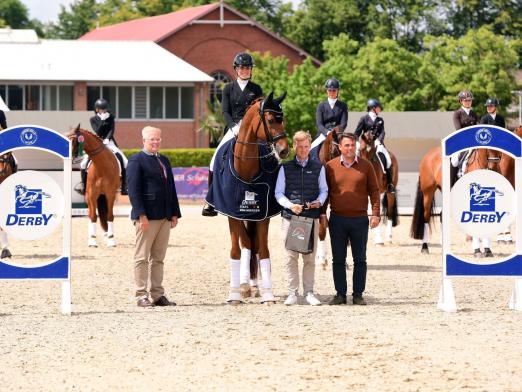 Foto: Eine strahelnde Siegerin: Juliane Brunkhorst konnte mit dem Oldenburger Fürst Enno die Finalqualifikation der Serie "DERBY Stars von Morgen" in Elmshorn für sich entscheiden - Fotograf: Janne Bugtrup