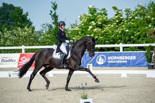 Foto: Das Siegerpaar der Finalqualifikation zum NÜRNBERGER BURG-POKAL 2020 in Essen-Herbergen: Isabell Freese mit dem neun Jahre alten Hannoveraner Hengst Fürsten-Look - Fotograf: Tanja Becker/ Equitaris