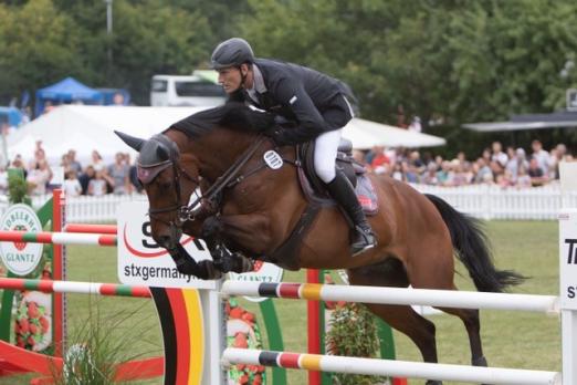 Foto: Siegerpaar im Großen Preis - Erdbeeren-Cup 2022 waren Volkert Naeve aus Ehlersdorf und die Stute Hubs Bubba - Fotograf: T. Gottmann