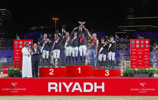Foto: Siegerpodium mit allen drei Reitern und Ludger Beerbaum - Fotograf: GCL