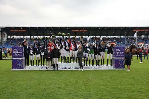 Foto: Dem siegreichen Team gratulieren v.l. FEI-Präsident Ingmar de Vos, der Schweizer Springreiter Martin Fuchs und ALRV-Präsidentin Stefanie Peters - Fotograf: CHIO Aachen/ Michael Strauch