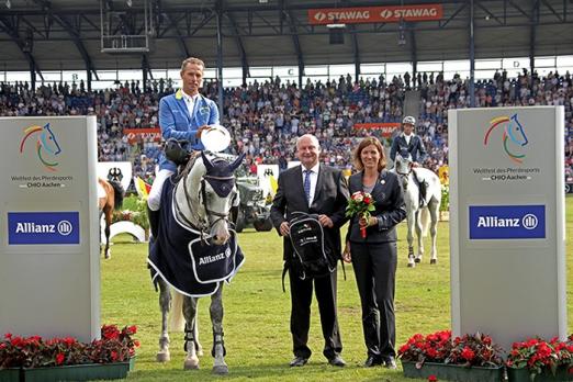 Foto: Dem Sieger gratulieren ALRV-Aufsichtsratsmitglied Stefanie Peters und Dr. Hans-Jochen Schübbe, Leiter der Vertriebsdirektion Köln, Allianz Deutschland