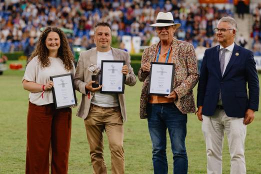 Foto: Das Foto zeigt die Platzierten der "Silbernen Kamera": den Sieger Andreas Steindl (m.), die Zweitplatzierte Jasmin Metzner (l.) und den Drittplatzierten Jacob Melissen - gemeinsam mit ALRV-Aufsicht - Fotograf: CHIO Aachen/Diana Wahl