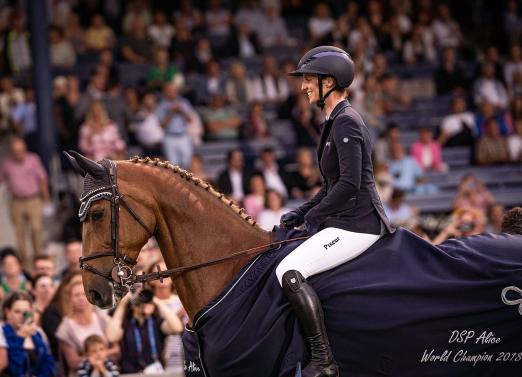 Foto: Zeigt Simone Blum und ihre DSP Alice bei der Verabschiedung in Aachen - Fotograf: CHIO Aachen/Jil Haak