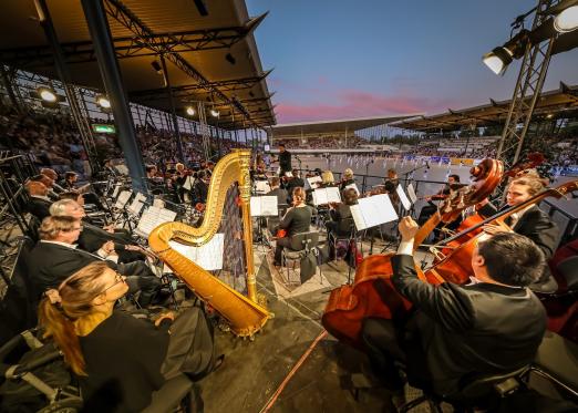Foto: Sinfonieorchester Aachen unter der Leitung von Generalmusikdirektor Christoper Ward bei „Pferd & Sinfonie“ - Fotograf: CHIO Aachen/Andreas Steindl