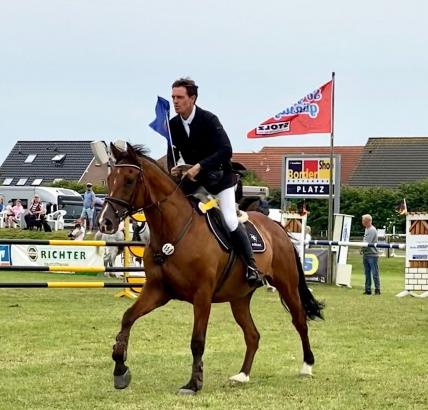 Foto: Souverän - Kai Rüder und Cross Keys gewannen das erste S-Springen des Fehmarn Pferde Festivals 2022 - Fotograf: Helen-Hippique