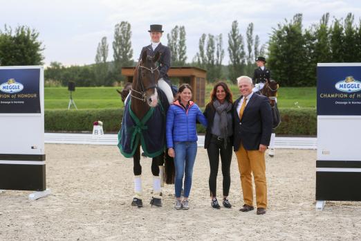 Foto: Die dritte Etappe der MEGGLE Champion of Honour ging an Ina Schüler. Die Jury bestehend aus der Olympiasiegerin Kristina Bröring-Sprehe, der Gastgeberin Rebecca Gutman und dem Richter Peter Olsson honorierten ihr harmonisches Reiten abseits des Prüfungsviereck - Fotograf: LL@LL-Foto.de Foto: Die dritte Etappe der MEGGLE Champion of Honour ging an Ina Schüler. Die Jury bestehend aus der Olympiasiegerin Kristina Bröring-Sprehe, der Gastgeberin Rebecca Gutman und dem Richter Peter Olsson honorierten ihr harmonisches Reiten abseits des Prüfungsviereck - Fotograf: LL@LL-Foto.de