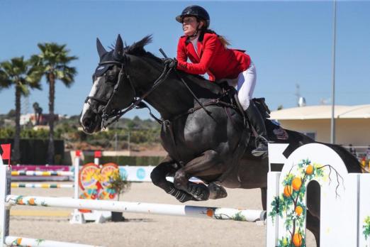 Foto: Der spanischen Vizemeisterin Laura Roquet Puignero und ihrem Spitzenpferd Sandi Puigroq gelang in Valencia ein perfekter Jahresauftakt - Fotograf: Frank Fotistica