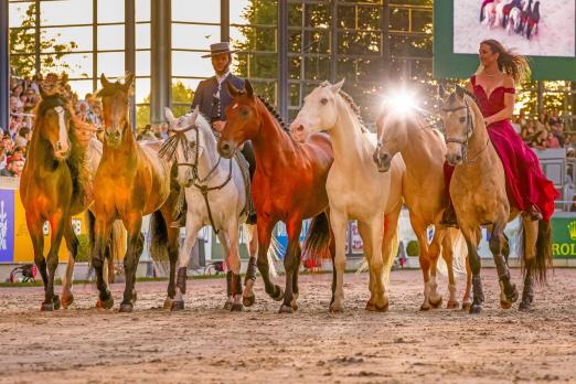 Foto: Die spanischen Pferdetrainer Kenzie Dysli und Laury Tisseur bei ihrer faszinierenden Vorstellung bei „Pferd und Sinfonie“ - Fotograf: CHIO Aachen/Andreas Steindl