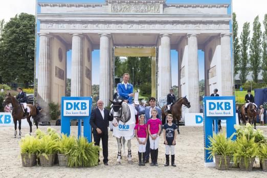 Foto: Auch in diesem Jahr ganz nah bei den besten Reitern der Welt: die Schleifenkinder vom Global Jumping Berlin - Fotograf: Thomas Hellmann