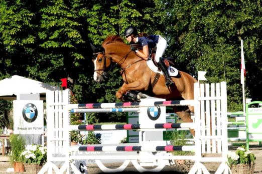 Foto: Sport pur für die Amateure und auch Profis wie hier Miriam Schneider steht im Mittelpunkt der Breitenburger Reitertage 2021 - Fotograf: Brüske