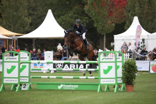 Foto: Sport bei freiem Eintritt - hier Carsten-Otto Nagel mit La Conga - dank Engel & Völkers bieten die Landesmeisterschaften Dressur und Springen in Bad Segeberg am Kommenden Wochenende - Fotograf: Tierfotografie Huber