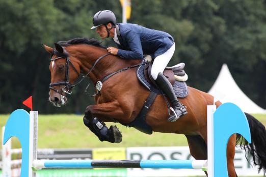 Foto: Springreiter eröffnen Sommerturnier Schenefeld mit Sieg von Doolys und Dirk Ahlmann - Fotograf: ACP Pantel