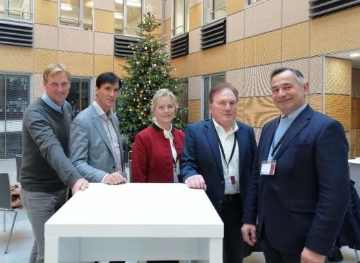 Foto: Springreiter André Thieme, Stefan Unterlandstättner (DKB), Regine Ebert (Stiftung HuLG Neustadt/ Dosse), Veranstalter Herbert Ulonska und Landstallmeister Uwe Müller freuen sich auf das 20. CSI Neustadt-Dosse - Fotograf: Pegano Networks/ MB